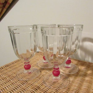4er-Set - getäfelte klare Eiscreme-Soda / Milchshake-Gläser, Float-Gläser auf gewölbter Basis, Vintage-Eisdielen-Sundae-Gläser, rote Kugel