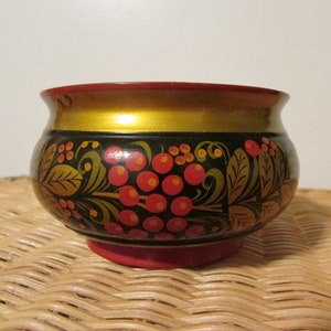 Ciotola di legno dipinta Khokhloma, ciotola di legno laccata, bacche rosse, foglie d'oro, sfondo nero, arte popolare russa dell'URSS