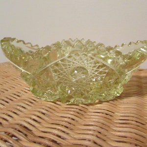 Antikes gelb getöntes Glas Sägezahn Diamant geschnittenes Blumenmuster, seltene kleine gelbe Glasschüssel