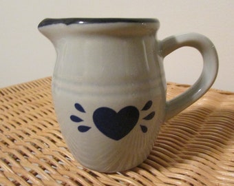 Pequeña jarra de crema vintage de cerámica de gres azul con forma de corazón, ideal para decoración del hogar y el campo.