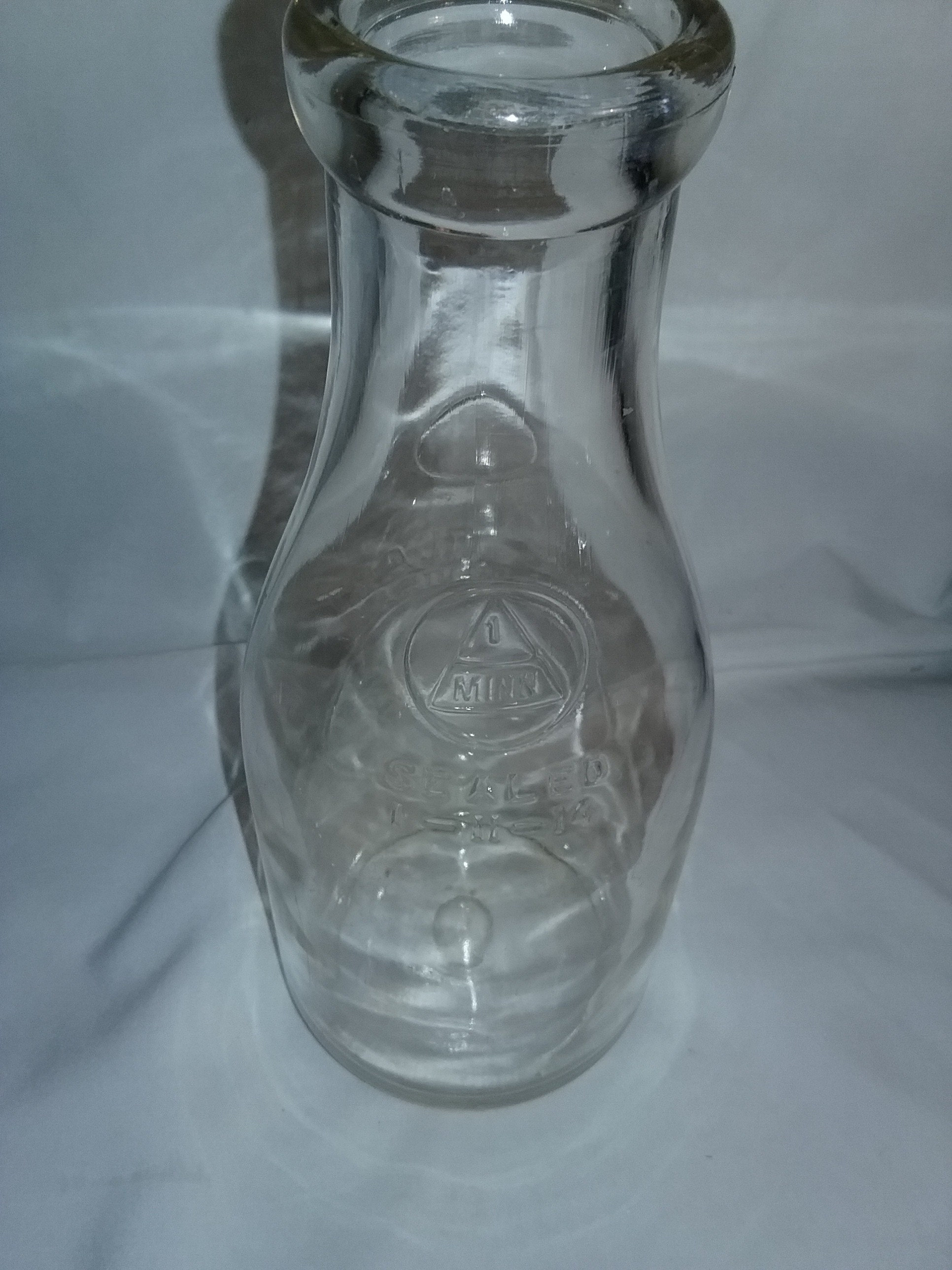 ヴィンテージ MTC エンボス加工ミルクガラスボトル 1クォート 液体