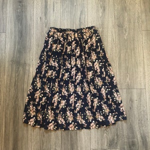 Leslie Fay Dresses Pleated Skirt, Vintage Dark Blue Pleated Skirt with Floral Detail, High Waisted Vintage Floral Skirt, Pleated Skirt