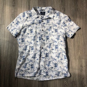 Hawaiian Print Blue and White Button Up Shirt, Men&#39;s Trim Fit XL Blue and White Tropical Vacation Button Up Short, Short Sleeve Button Up