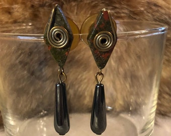 Brincos vintage com pedra preciosa e fio de prata geométrico boho pendente dos anos 80 hematita jaspe feito à mão