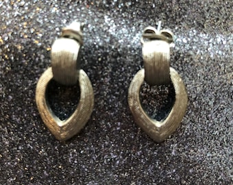 Chunky textured doorknocker dangle silvertone hoops pierced earrings