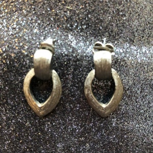Chunky textured doorknocker dangle silvertone hoops pierced earrings