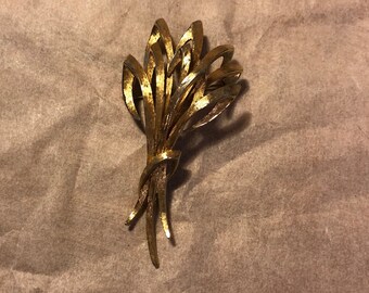 Monet sheaf brooch lapel pin gold plated gold tone 1960s midcentury