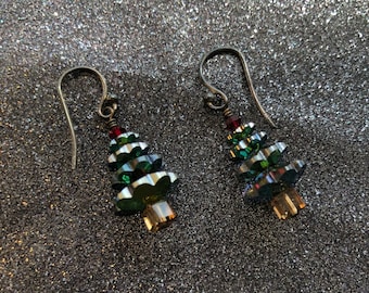 Vintage beaded holiday Christmas tree dangle earrings 1980s