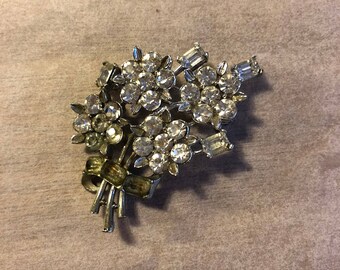 Vintage Lisner rhinestone diamante crystal brooch bouquet roses floral pin brooch clip