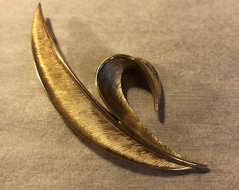 Large Trifari gold plated leaf brooch feather pin