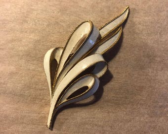 Vintage trifari white enamel gold ribbon bouquet abstract floral brooch