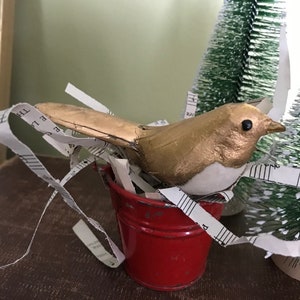 Petit oiseau doré/doré . Décor d'oiseau. Oiseau faux/artificiel/ornemental. Oiseau décoratif. Oiseau artisanal. Décoration de mariage/saisonnière