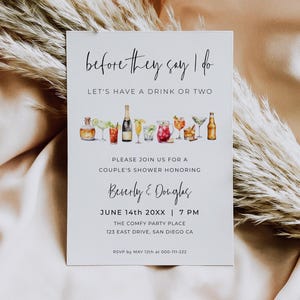 Puede incluir: Tarjeta de invitación blanca con el texto "before they say I do" y "Let's have a drink or two". La tarjeta incluye una ilustración de varios cócteles y botellas. La invitación es para una fiesta de bienvenida en honor a Beverly & Douglas.