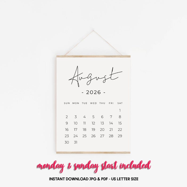 Peut inclure: Calendrier minimaliste d'août 2026. Le calendrier est imprimé sur un fond crème et présente une mise en page simple avec le mois et l'année dans une police élégante. Le calendrier est suspendu par une barre en bois et une ficelle blanche.