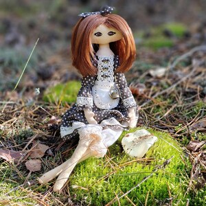 Muñeca de tela del bosque hecha a mano – Hestira, muñeca de arte guardiana de los bosques silenciosos