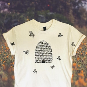 Handgedrukt bijenkorf-shirt: schattige bijen in bijenstal, linoprint met korte mouwen