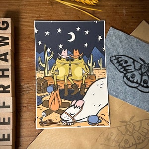 Gerahmtes Cowboy Frösche Lagerfeuer Poster - fertig zum Aufhängen 4 "x6" Wand Druck wunderliches lustiges buntes gemütliches Western Frosch Paar und Maus Kunst Poster