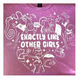 T-shirt met de tekst "Precies zoals andere meisjes" - kikkerhart, feministische orchidee/roze/paarse handgetekende en handbedrukte korte mouwen