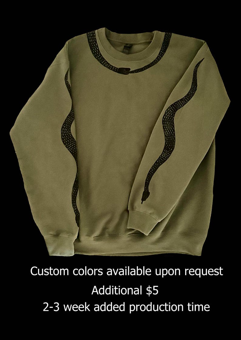 Op de afbeelding: Een groen sweatshirt met een zwart slangendesign op de mouwen en de hals. Aangepaste kleuren zijn op aanvraag beschikbaar. Extra &euro;5. 2-3 weken extra productietijd.