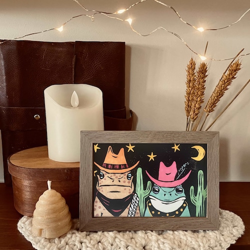Impression de grenouille de cowboy encadrée - prête à accrocher 4 x 6 pouces impression murale crapaud et grenouille colorés drôles fantaisistes portant des chapeaux de cowboy avec affiche d'art de cactus