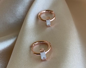 Pendientes de aro pequeños de oro rosa y plata de ley con circonitas