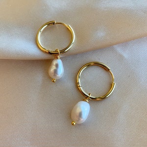 Perlen-Creolen – Barocke Perlenohrringe – Ohrhänger – Perlenohrringe – Gold-Creolen – Brautjungfern-Ohrringe – minimalistisch