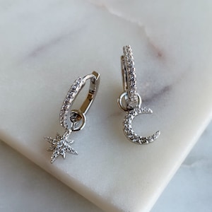 Ster en maan hoepel oorbellen - North Star hoepel oorbellen - minimale charme hoepel oorbellen - zilveren CZ Dangle Oorbellen - Huggie oorbellen 90