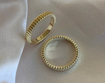Anillo de plata de ley chapado en oro de 14 quilates: delicado y apilable.