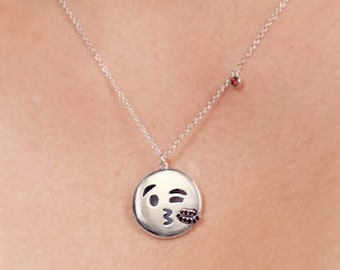 Emoji Collier Argent - Kiss Charm Collier - Cadeau pour fille - Cadeau drôle - Red Lip Charm Collier Argent - Cadeau d’anniversaire - Collier mignon