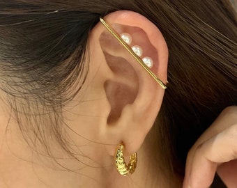 Pendiente de presión con perlas - Barra trepadora de plata de ley chapada en oro de 14 quilates