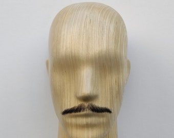 Bigote falso realista, totalmente hecho a mano.