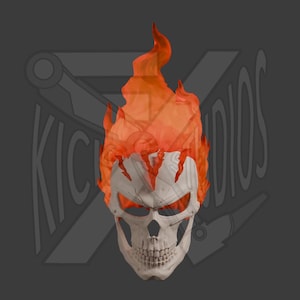 Op de afbeelding: Een wit schedelmasker met een gestileerd oranje en rood vlamontwerp dat vanaf de bovenkant omhoog komt. Het masker heeft holle oogkassen en een gedetailleerde kaaklijn. Achter de schedel staat een vaag, semi-transparant logo: KICK STUDIOS.
