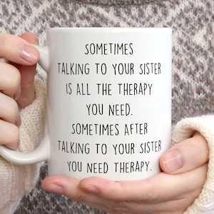 Sprechen mit Ihrer Schwester ist alle Therapie, die Sie brauchen Becher, Schwester Geschenke, Schwester Tassen, lustige Schwester Tassen, bestes Geschenk für Schwester