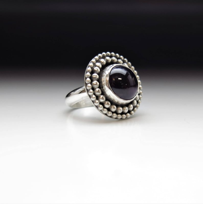 Round amethyst silver statement ring two beaded wire circles nestled within each other and surround amethyst to form a striking ring sz 7