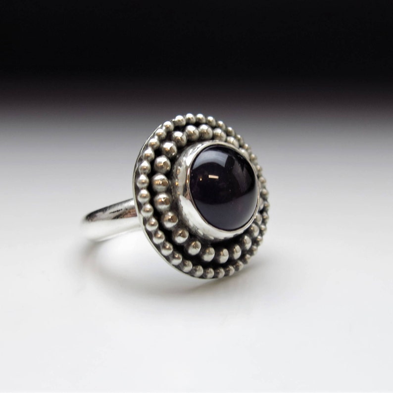 Round amethyst silver statement ring two beaded wire circles nestled within each other and surround amethyst to form a striking ring sz 7