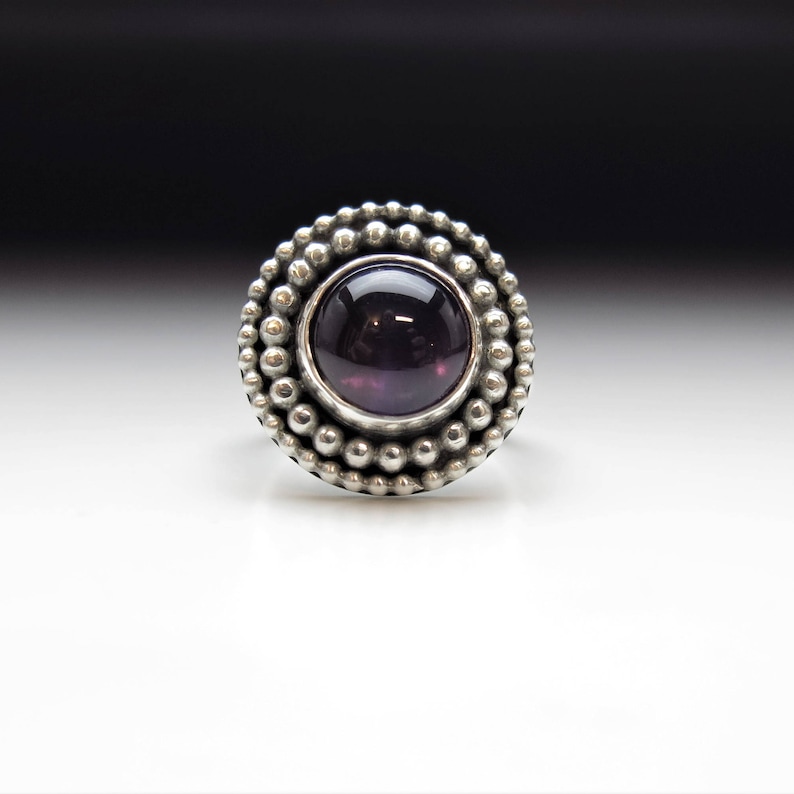 Round amethyst silver statement ring two beaded wire circles nestled within each other and surround amethyst to form a striking ring sz 7