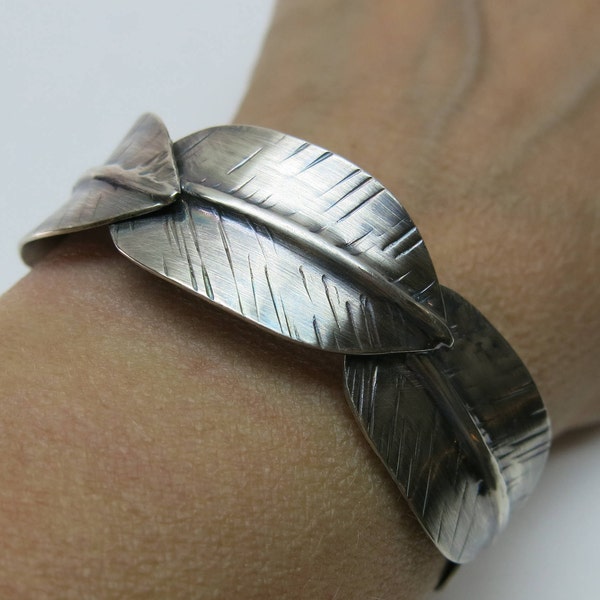 Silver Leaf Statement Manchet armband geoxideerd om textuur te tonen, organische armband met hand gestempelde bladeren, ambachtelijke handgemaakte metalsmith, groot