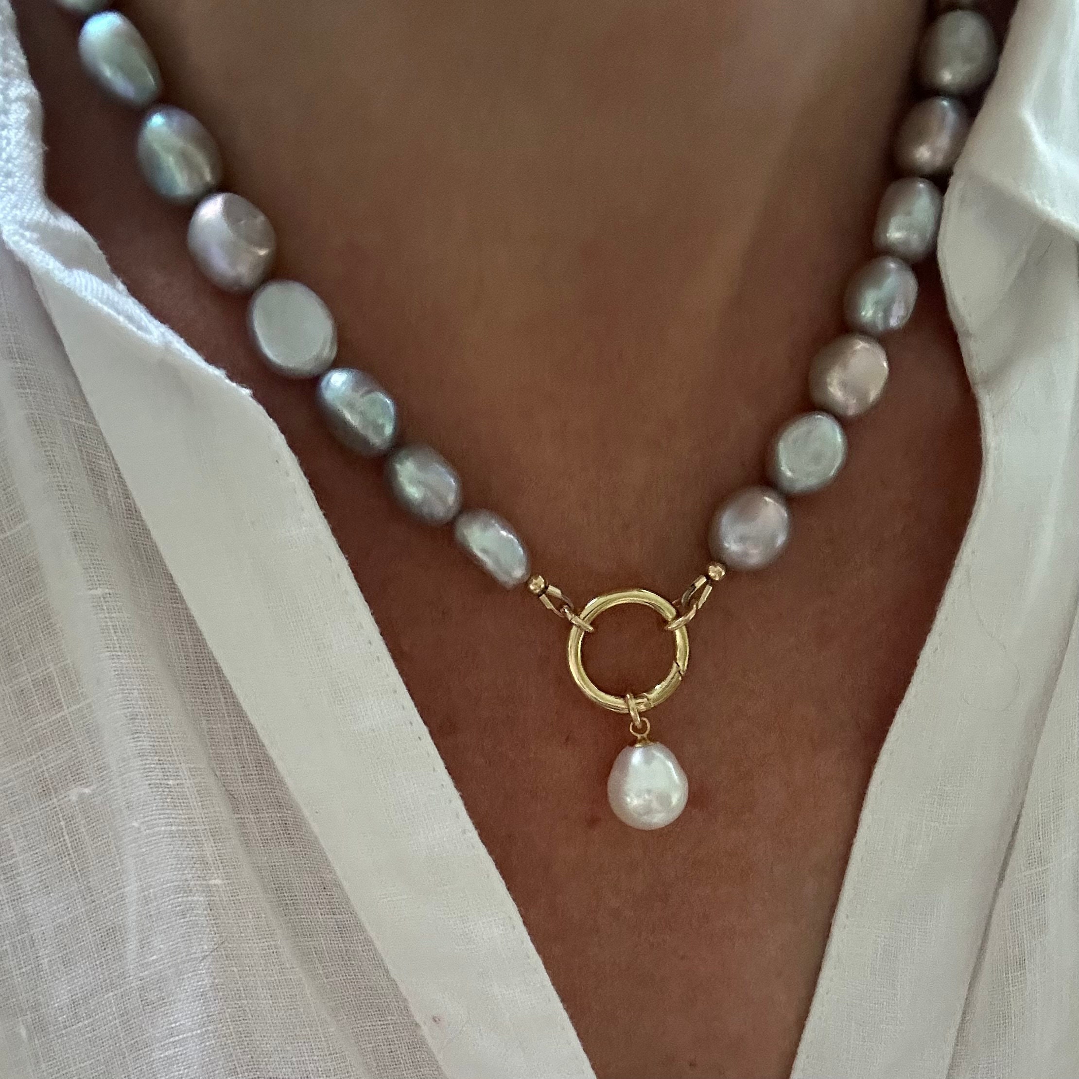 NBEADS 5 Pezzi Pendenti Croce Con Perla Conchiglia Naturale - Charms Fai Da Te In Ottone Placcato Oro 18k Per Collane Bracciali