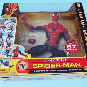 Puede incluir: Figura de acci&oacute;n de Amazing Spider-Man en su embalaje original. La figura es roja y negra, con 67 puntos de articulaci&oacute;n. El embalaje presenta el logotipo de Spider-Man y el texto "The Ultimate 45.7 cm Super Poseable Action Figure."