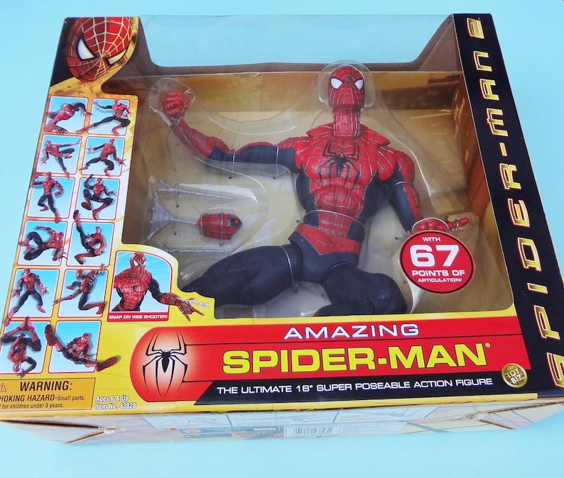Puede incluir: Figura de acci&oacute;n de Amazing Spider-Man en su embalaje original. La figura es roja y negra, con 67 puntos de articulaci&oacute;n. El embalaje presenta el logotipo de Spider-Man y el texto "The Ultimate 45.7 cm Super Poseable Action Figure."