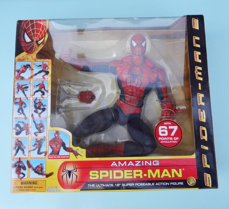 Puede incluir: Figura de acci&oacute;n de Amazing Spider-Man en una caja de presentaci&oacute;n de pl&aacute;stico transparente. La figura es roja y azul con detalles en negro. El embalaje incluye el logotipo de Spider-Man y el texto "The Ultimate 18" Super Poseable Action Figure."