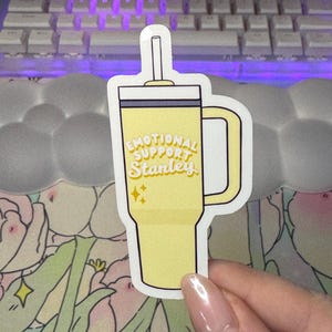 Pastellgelbe emotionale Unterstützung Stanley Aufkleber, Bananen Stanley Cup Aufkleber, Trinkaufkleber für Laptops, emotionaler Wasserflasche Aufkleber
