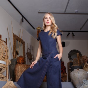 Navy blue linen blouse / Short sleeve linen top with back split