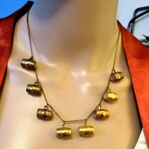 Collier vintage Seagram&#39;s Gin Barrel Charm : bijoux publicitaires en or des années 40
