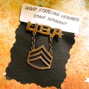 Broche de corazón en oro vermeil de la Segunda Guerra Mundial: Pin vintage con insignia de sargento del Ejército de EE. UU.
