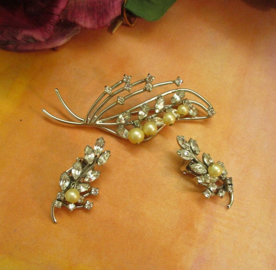 HATTIE CARNEGIE Floral Branch Brooch Earrings Set… - image 1