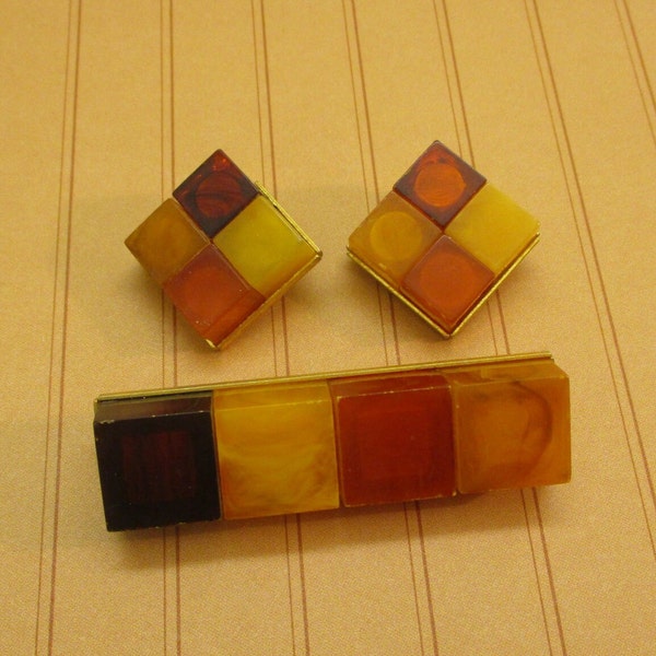 AMBER Modernist Cube Gold Jewelry Set ~ Reconstituted Amber Matte Gold Cube Brooch Clip Earrings Set ~ Unique Amber Colored Cube Vintage Set