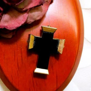 Broche victoriano francés de cruz de azabache para duelo ~ Joyería antigua de cristal negro chapada en oro de 10 quilates ~ Broche de cruz Memento Mori del siglo XIX imagen 5