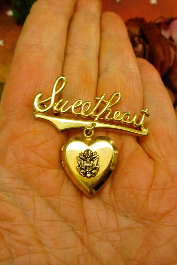 WWII US Army Gold Sweetheart Locket Pin ~ Vintage… - image 7