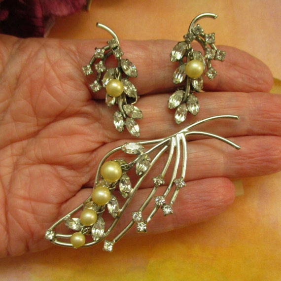 HATTIE CARNEGIE Floral Branch Brooch Earrings Set… - image 4